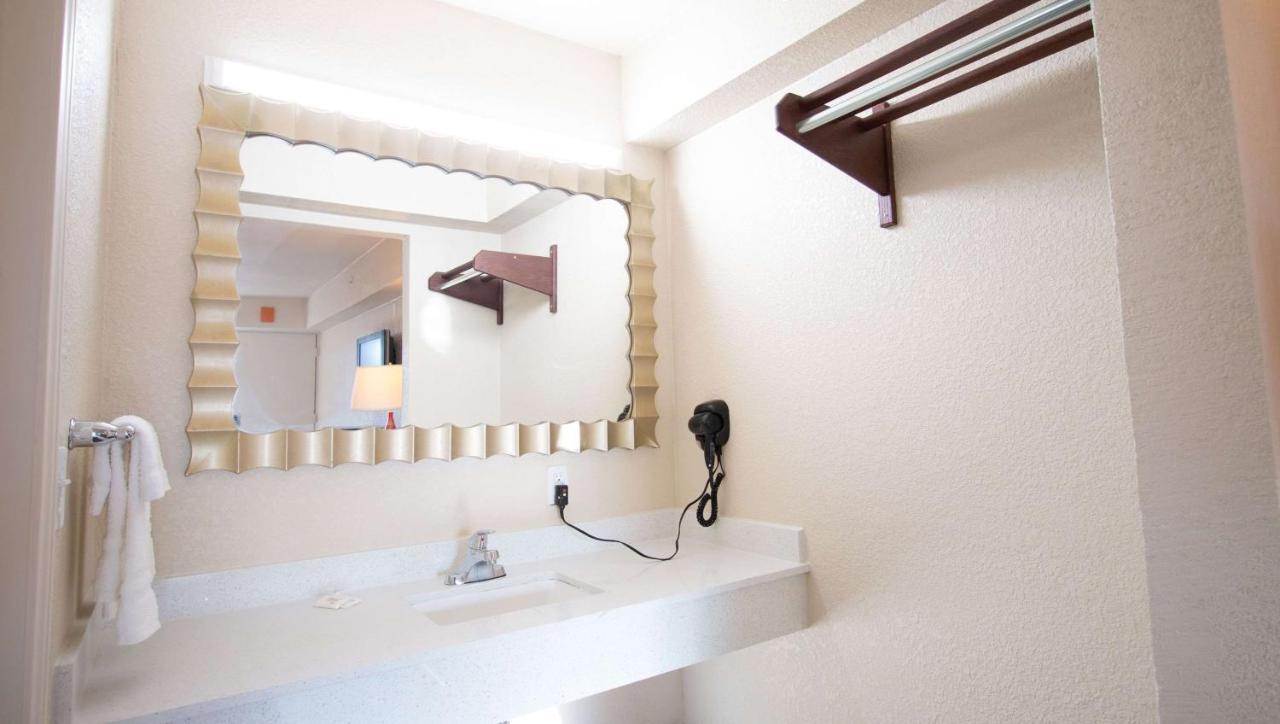 Magnuson Extended Stay And Suites Airport Hotel Irving Exterior photo
